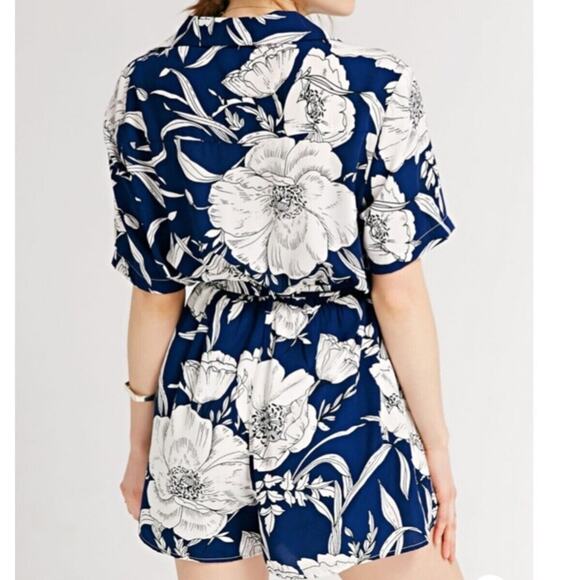 Kimchi Blue Womens Sz Med Floral Romper Collared Shrt Slve Elastic Waist No Belt - Picture 2 of 6